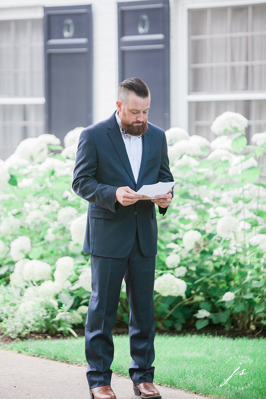 groom reads note from bride before first look